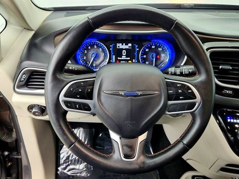 Used 2017 Chrysler Pacifica Touring-L FWD image 12