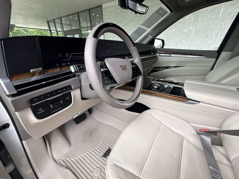 Certified 2025 Cadillac Escalade ESV Sport Platinum w/ LPO, Floor Liner Package AWD/4WD image 10