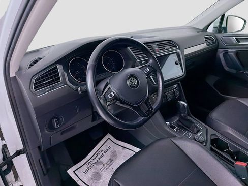 Used 2018 Volkswagen Tiguan SE w/ Panoramic Sunroof Package image 9