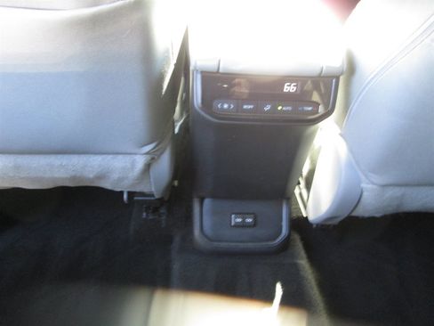 Used 2022 Toyota Highlander L image 9