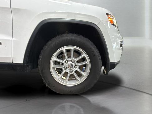 Used 2019 Jeep Grand Cherokee Laredo image 28