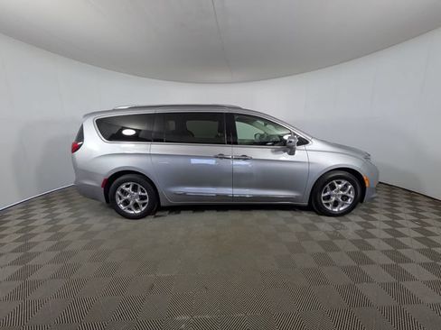 Used 2019 Chrysler Pacifica Limited FWD image 2