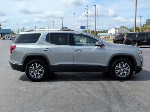 Used 2023 GMC Acadia SLT w/ Technology Package FWD image 3