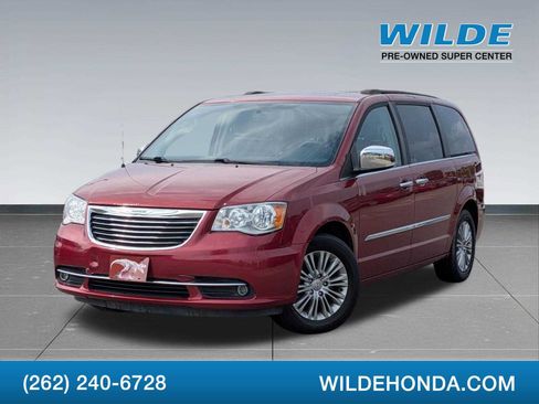 Used 2016 Chrysler Town & Country Touring-L FWD image 1