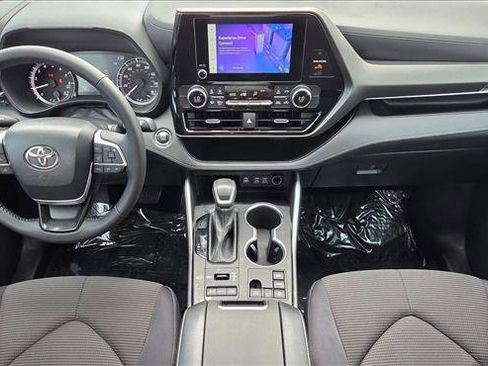 Used 2023 Toyota Highlander LE image 16