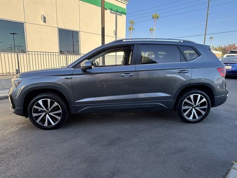 Used 2024 Volkswagen Taos SE FWD image 3
