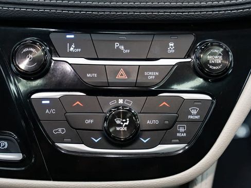 Used 2023 Chrysler Pacifica Limited FWD image 13