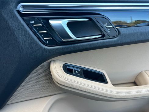 Certified 2022 Porsche Macan AWD/4WD image 19