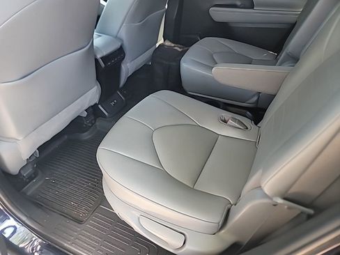 Used 2021 Toyota Highlander XLE AWD/4WD image 8