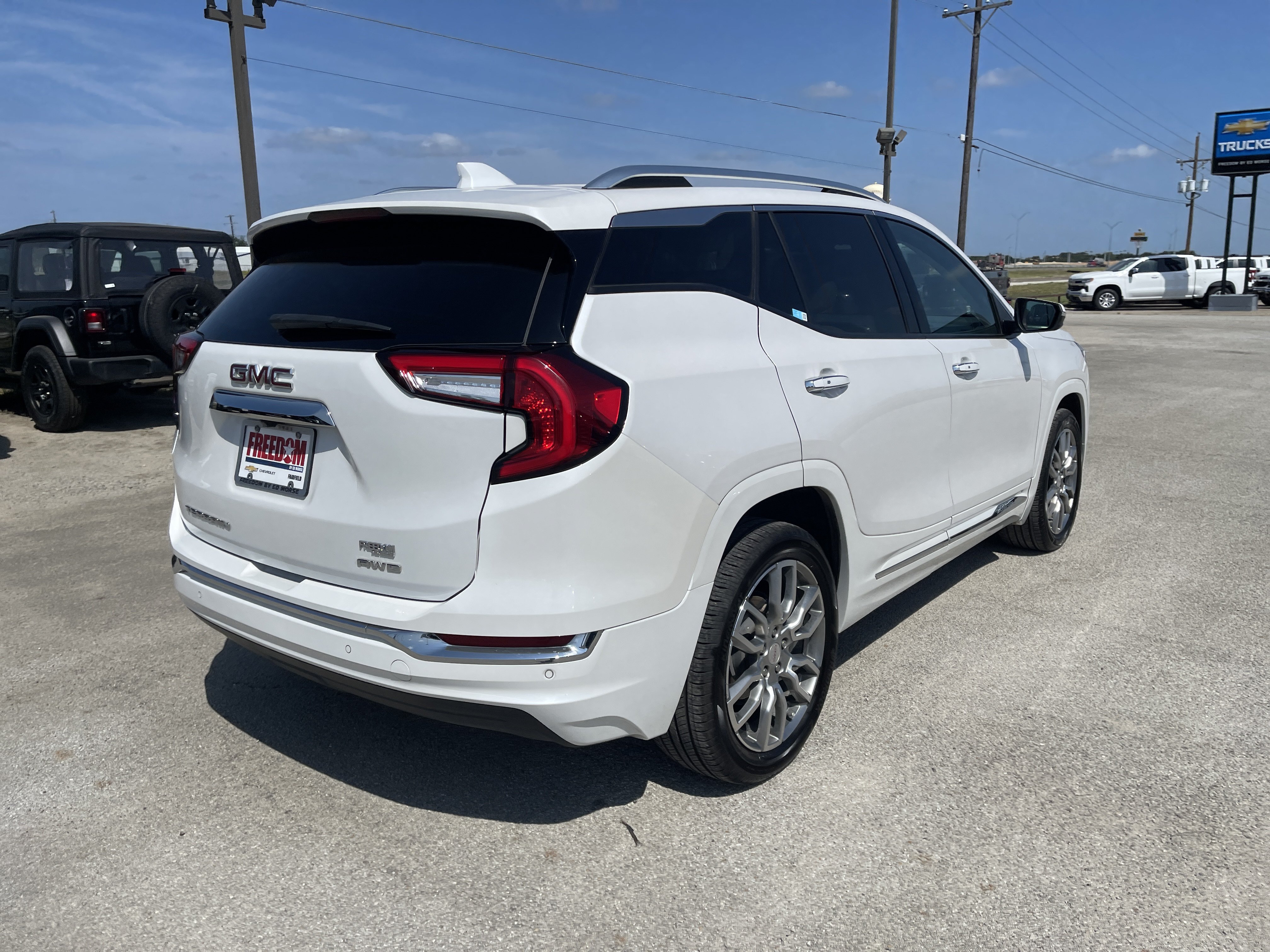 Used 2023 GMC Terrain Denali w/ Denali Premium Package AWD/4WD image 4