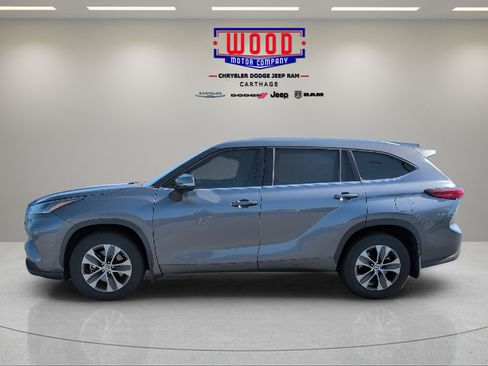 Used 2021 Toyota Highlander XLE AWD/4WD image 6