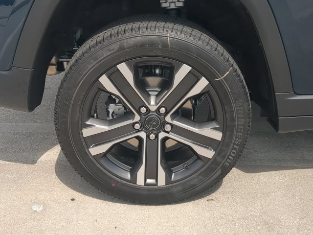 New 2027 Jeep Grand Cherokee Limited RWD image 11