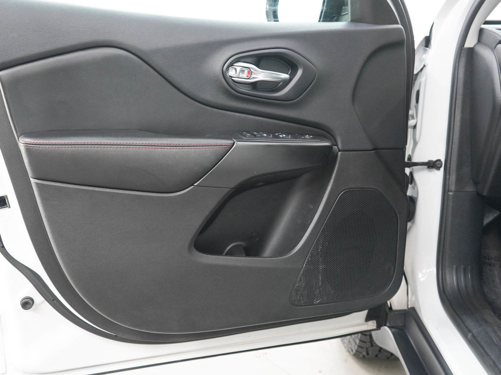 Used 2019 Jeep Cherokee Trailhawk w/ Cold Weather Group AWD/4WD image 18