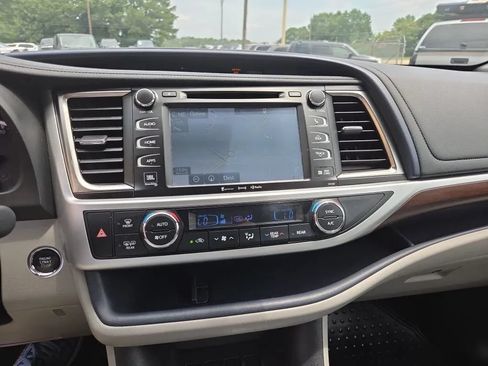 Used 2016 Toyota Highlander Limited w/ Driver Technology Package FWD image 17