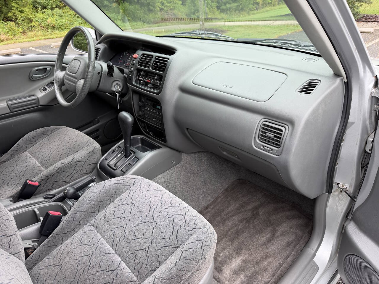 Used 2004 Chevrolet Tracker LT AWD/4WD image 26
