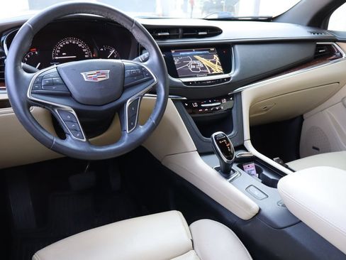 Used 2017 Cadillac XT5 Luxury w/ Driver Awareness Package FWD image 5