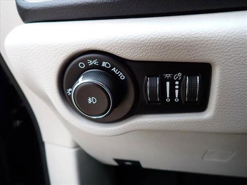 Used 2019 Chrysler Pacifica Touring-L image 15