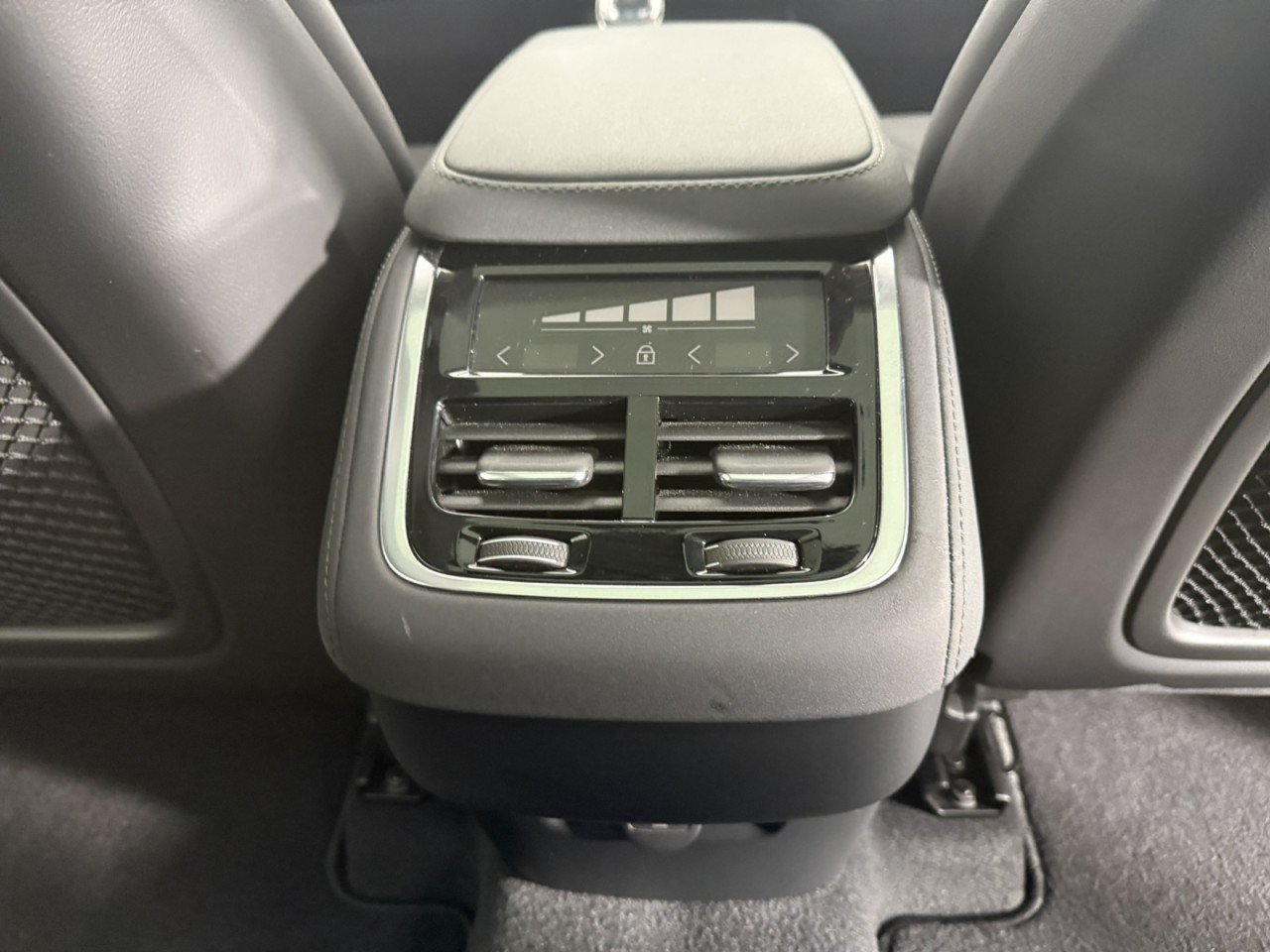 Used 2025 Volvo XC90 B5 Core AWD/4WD image 15