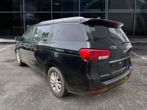 Used 2017 Kia Sedona LX w/ LX Essentials Premium Package FWD image 3