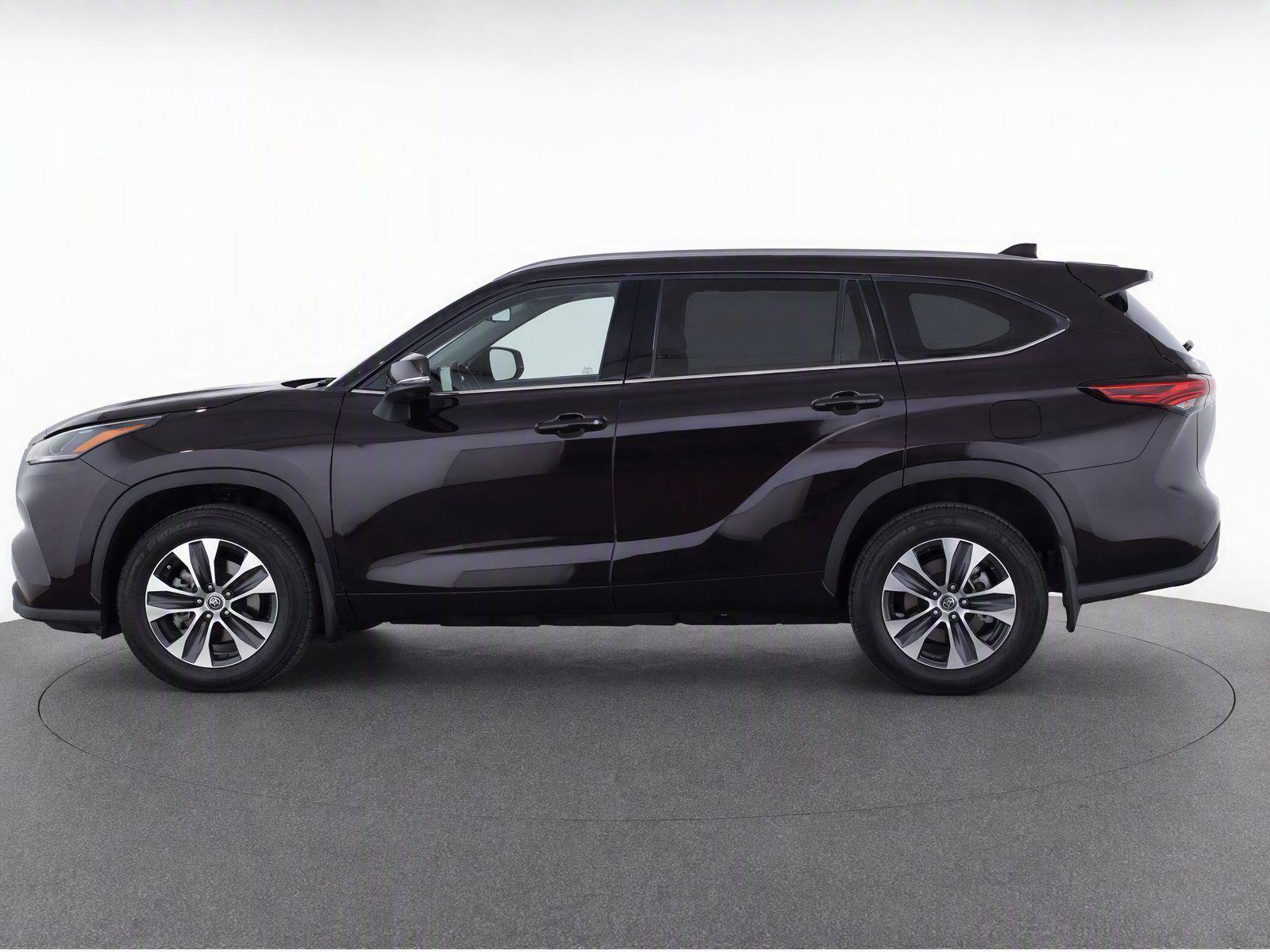 Used 2021 Toyota Highlander XLE AWD/4WD image 3
