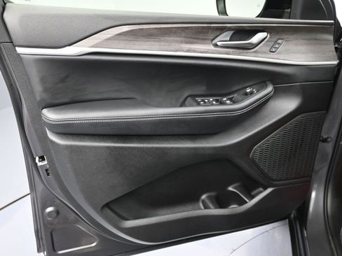 New 2025 Jeep Grand Cherokee Limited image 10