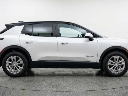 Used 2025 Chevrolet Equinox LT image 11