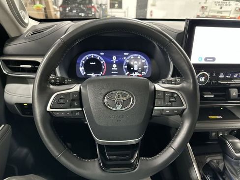 Used 2023 Toyota Highlander Limited image 15