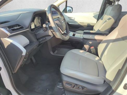 Used 2025 Toyota Sienna XLE FWD image 10