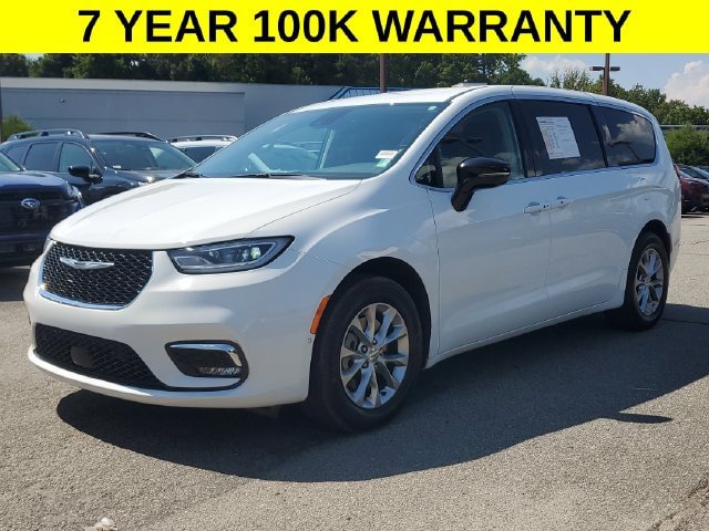 Certified 2024 Chrysler Pacifica Touring-L AWD/4WD image 4