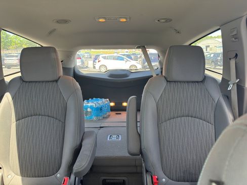 Used 2017 Chevrolet Traverse LT FWD image 7
