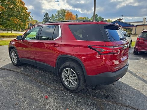 Used 2023 Chevrolet Traverse LT image 3