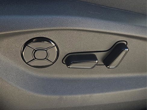 New 2026 Volkswagen Tiguan SE image 18