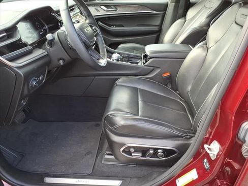 Used 2022 Jeep Grand Cherokee Overland w/ Luxury Tech Group IV AWD/4WD image 14