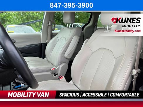 Used 2021 Chrysler Pacifica Touring-L w/ Uconnect Theater Family Group FWD image 15