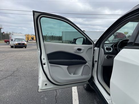 Used 2018 Jeep Compass Latitude w/ Popular Equipment Group image 8