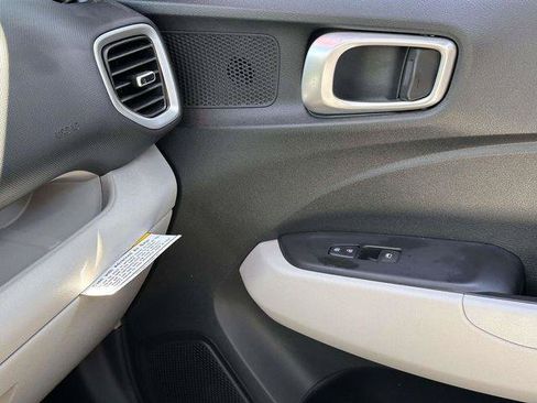 Certified 2025 Hyundai Venue SEL FWD image 25