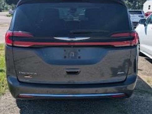 Used 2021 Chrysler Pacifica Touring-L AWD/4WD image 6
