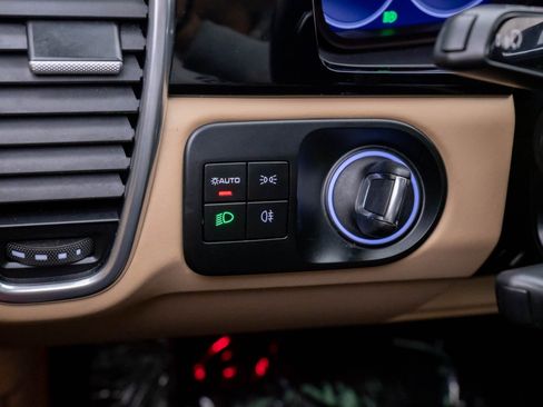 Certified 2023 Porsche Cayenne Platinum Edition image 20