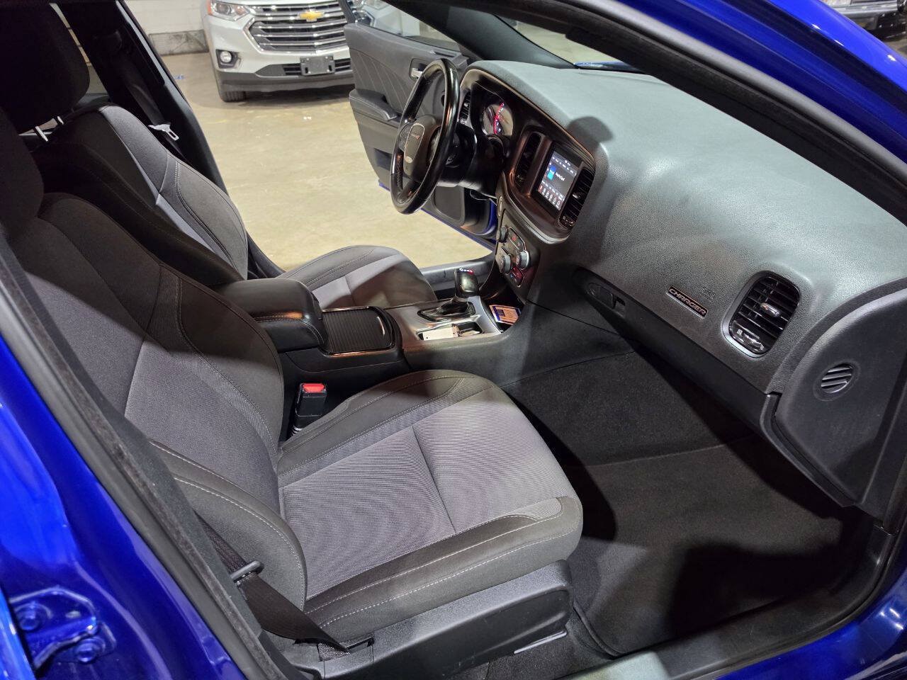 Used 2020 Dodge Charger SXT w/ Blacktop Package RWD image 35