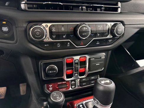 Used 2024 Jeep Wrangler Unlimited Rubicon w/ Convenience Group AWD/4WD image 37