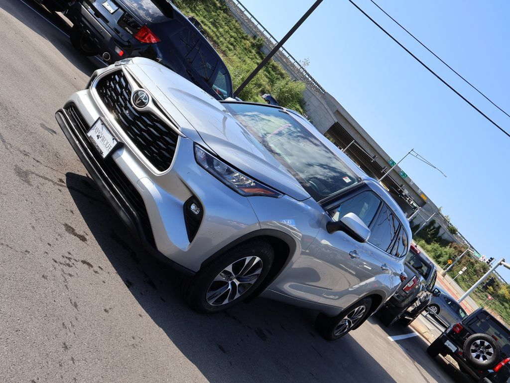 Used 2020 Toyota Highlander XLE AWD/4WD image 3