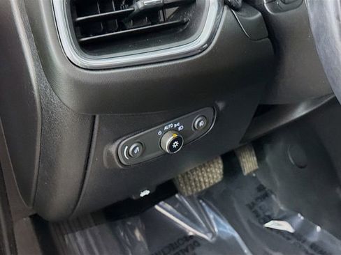 Used 2018 Chevrolet Equinox Premier image 12