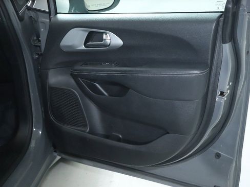 Used 2021 Chrysler Pacifica Touring-L w/ Uconnect Theater Family Group image 34