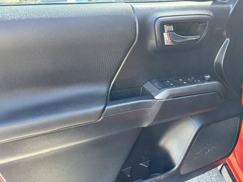 Used 2018 Toyota Tacoma TRD Sport AWD/4WD image 6
