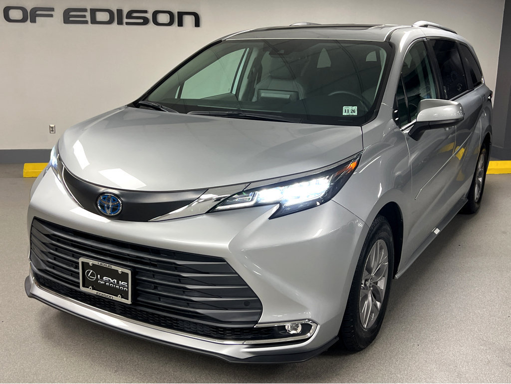 Used 2022 Toyota Sienna XLE AWD/4WD image 3