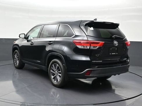 Used 2019 Toyota Highlander XLE image 3