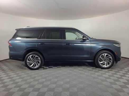 Used 2025 Lincoln Navigator Reserve AWD/4WD image 2