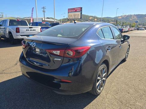 Used 2018 MAZDA MAZDA3 Grand Touring w/ Premium Equipment Package FWD image 3