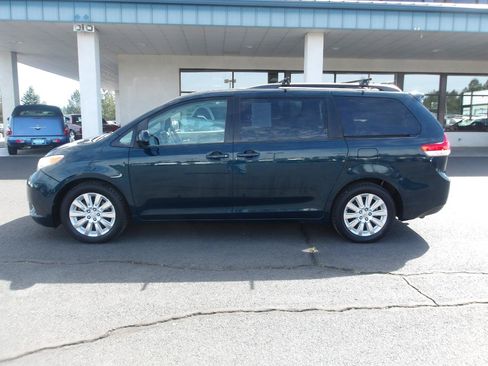 Used 2012 Toyota Sienna XLE AWD/4WD image 2