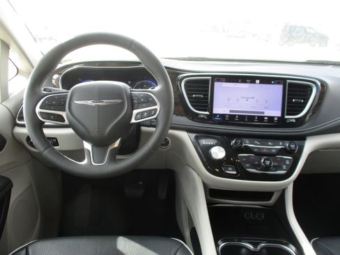 Used 2024 Chrysler Pacifica Limited image 11